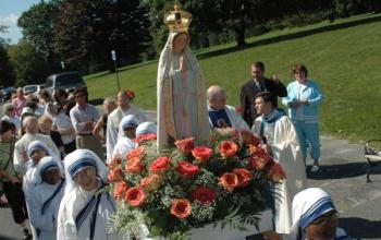 https://www.ladivinamisericordia.org/sites/default/files/field/image/044f_marian_week_procession_032.jpg