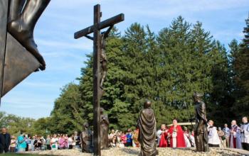 https://www.ladivinamisericordia.org/sites/default/files/field/image/120914mf_station_dedication09.jpg