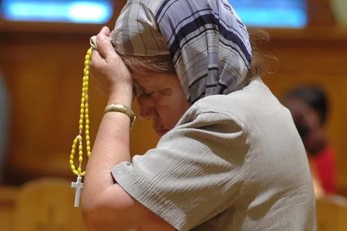 https://www.ladivinamisericordia.org/sites/default/files/field/image/0028praying_rosary000.jpg