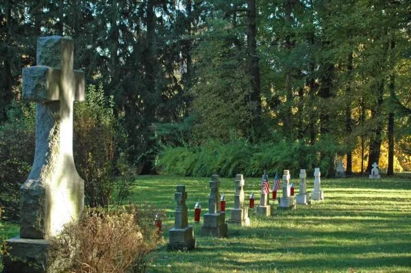 https://www.ladivinamisericordia.org/sites/default/files/field/image/0036mt_mic_cemetery06.jpg