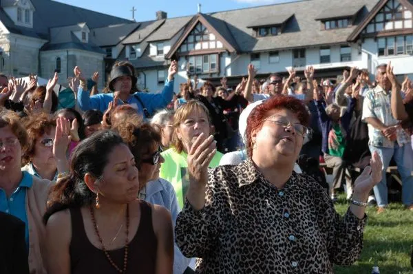 https://www.ladivinamisericordia.org/sites/default/files/field/image/0065dv_latino_day_pilgrims_01.jpg