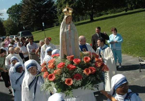 https://www.ladivinamisericordia.org/sites/default/files/field/image/044f_marian_week_procession_031.jpg