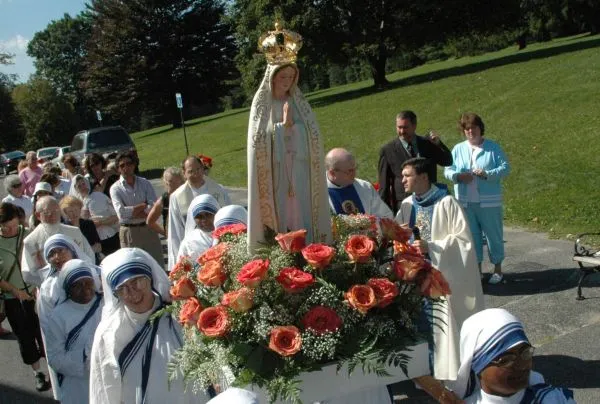 https://www.ladivinamisericordia.org/sites/default/files/field/image/044f_marian_week_procession_032.jpg