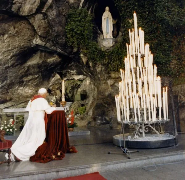 https://www.ladivinamisericordia.org/sites/default/files/field/image/0702john_paul_ii_lourdes01.jpg