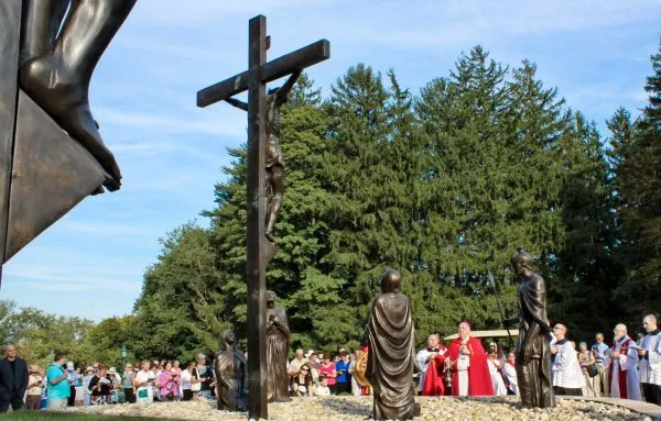 https://www.ladivinamisericordia.org/sites/default/files/field/image/120914mf_station_dedication09.jpg