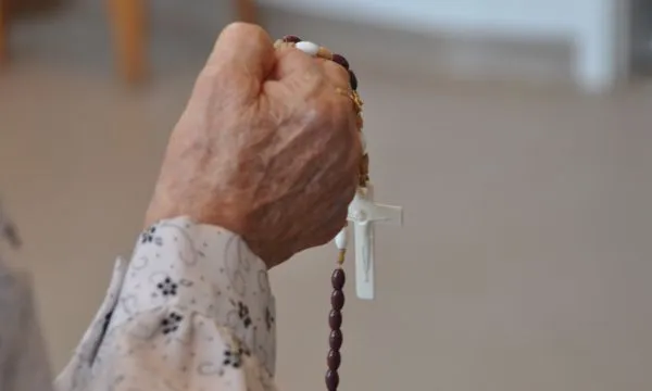 https://www.ladivinamisericordia.org/sites/default/files/field/image/hand_rosry.jpg